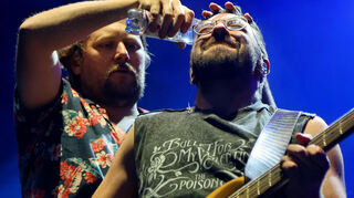 Eigentlich war keine Abkühlung nötig: Trotzdem verpasst Sänger Stefan Dettl seinem Bassisten Fabian Jungreithmayr eine kleine Wasserdusche.