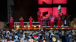 Stimmiges Vorprogramm: Die Münchner Brass-Band Moop Mama mit ihrer neuen Rapperin Älice.