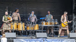 Auf der Folkbühne heizt gerade die Band "Saor Patrol" ein und begeistert das Publikum.