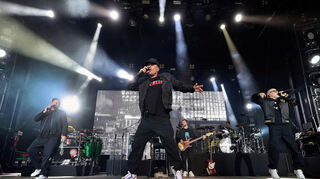 Sorgen gleich zu Beginn ihres Open Airs in Ladenburg für „Weekendfeeling“ auf der Festwiese (von links): Smudo, And.Y (verdeckt), Michi Beck und Thomas D.