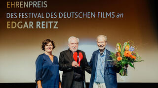 Blumen für den Regisseur (v.l.): Daniela Kötz, Michael Kötz und Edgar Reitz.