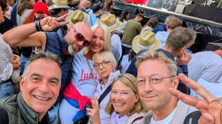 Klaus (v.l.), Ralf, Karin, Dagmar, Ulrike und Stefan, hier noch bei DJ Thomilla im Vorprogramm, sind am Ende restlos begeistert vom Auftritt der Fantastischen Vier am Samstag.