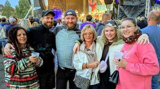 Haben großen Spaß bei der Polkaparty mit LaBrassBanda (im Hintergrund auf der Bühne) am Freitag: Selda (v.l.), Marco, Marius, Elke, Lisa und Rosalie.