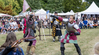 Die Fechtgruppe Fictum unterhält beim Mittelalterlich Phantasie Spectaculum gewohnt martialisch die Besucher im unteren Domgarten.