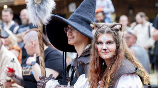 Überall auf dem Festivalgelände sieht man teils fantasievoll, teils stilecht gekleidete Besucher wie hier Marc und Kaya.