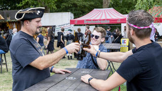 Mal aus der Flasche statt aus dem Trinkhorn oder dem Krug: Frank, Tristan und Christoph genießen erst mal ein Bier.