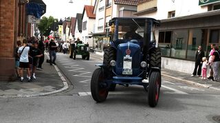 Ein 40 PS starker Lanz-Bulldog aus dem Jahre 1959 führt den Sandhofener Kerwezug an.