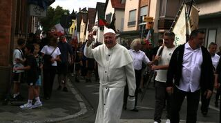 Kerwe-Pfarrer Horst Karcher „segnete“ die Zuschauer.