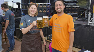 Sonnenbotschafterin Michelle I. und Kerwevadder Alessandro Beez stoßen auf die Bobstädter Kerwe an.