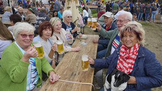 Gut gelaunte Festbesucher verfolgten das Kerwetreiben beim SV Bobstadt.