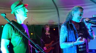 Markus Kaltschmidt (r.), der musikalische Leiter des Rock-Festivals, zusammen mit Stephan Germann, dem Ersten Vorsitzenden des Vogelparks, beim Rock 4 Festival.