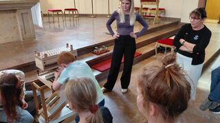 14 junge Teilnehmer bauen eine Orgel, angeleitet von Maria Karb (r.).