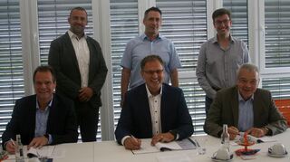 Die Verträge sind unterschrieben. Vorne von links: Boris Wenz, Frank Kaus und Gottfried Störmer. Hintere Reihe von links: Christopher Lang, Hans-Christian Sorge und Marius Schmidt. Foto jkl