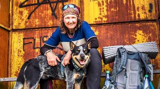 Heike Pirngruber und ihr Hund Butch haben sich im November in Spanien zu ihrer Wandertour um die Welt aufgemacht. Nach 5800 Kilometern sind sie aktuell in Rumänien.