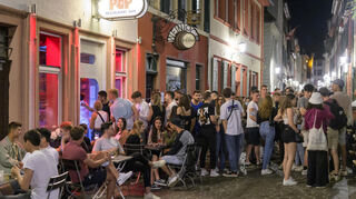 In der Heidelberger Altstadt fühlen sich einige Anwohner seit Jahren vom Partylärm in den engen Gassen gestört. Sie haben Ende 2024 einen Erfolg vor dem Verwaltungsgerichtshof erzielt. Die Stadt soll strengere Sperrzeiten erlassen.