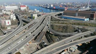 Das Straßengewirr am Nordbrückenkopf zur Schumacher-Brücke wird ab August 2026 fast vollständig gesperrt und abgerissen. Ausnahme ist eine Verbindungsspange (ganz links im Bild).