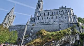 Die prachtvolle Basilika der Unbefleckten Empfängnis (genannt "Obere Basilika") im neugotischen Stil, die 1871 oberhalb der grotte eröffnet wurde.