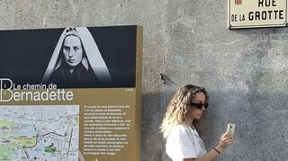 Der gesamte Ort steht im Zeichen der heiligen Bernadette. Ein Weg (Le chemin) führt auf den Spuren ihres Lebens durch die Stadt.