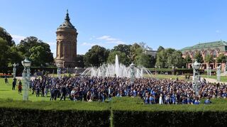 Mehrere Hundert Anhänger des SV Waldhof versammelten sich am Wasserturm für einen Fanmarsch vor dem Heimspiel gegen Viktoria Köln.