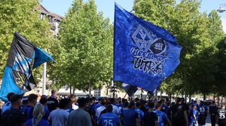 Mit wehenden Fahnen in Richtung Carl-Benz-Stadion: Die Fans des SVW auf der Augustaanlage.