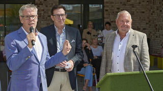 Landrat Christian Engelhardt (v.l.) und die Architekten Klaus Klinger und Helmut Brückmann laden zum Rundgang durchs Schulhaus ein.