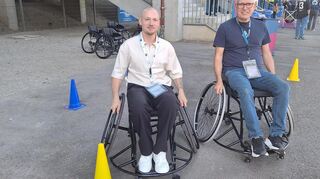 Projektleiter Pascal Scheffel (links) und Waldhof-Helfer Mike Metzger testen die Rollstühle.