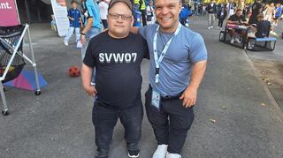 Niko Kappel (rechts) mit Daniel Koch aus Heidelberg; der Jugend- und Heimerzieher ist Nationaltorwart und im Fußball Weltmeister bei den Kleinwüchsigen (2023) geworden.