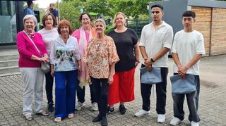 Christine Müller (zweite von links) und die Damen von der DAFAK, Traudl Bellon (Leiterin St. Agnes, vordere Mitte), rechts daneben Petra Weber (Leiterin St. Josef) und zwei Jugendliche, die ihren Schulabschluss geschafft haben.