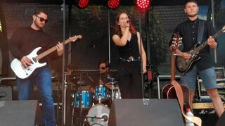 Die Gruppe Black Suits ließ es bei der Kulturbühne mit rockigen Klängen krachen. Die Ilvesheimer  Band eröffnete das Programm.