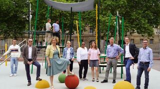Unterschiedliche Meinungen zum Herschelplatz (v.l.): Oliver Sachs, Baubürgermeister Ralf Eisenhauer, Erste Bürgermeisterin Diana Pretzell, Marit Reichert, Isabell Belser, Nicole Mastenbroek, Markus Roeingh, Hanno Ehrbeck und Stefan Zillig (die Aufnahme entstand bei der Einweihung des neuen Spielplatzes).