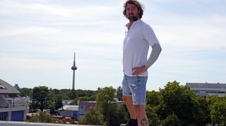 Stephan Alfter, Reporter beim Mannheimer Morgen in der Metropolregion Rhein-Neckar, freut sich über Menschen, die mit ihm durch die Rheinebene wandern und live dabei sind, wenn Geschichten erzählt werden.