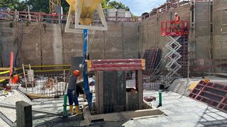 Schwerstarbeit: Arbeiter auf der Baustelle am Nationaltheater.