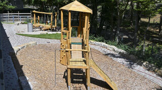 Indes ist auf der Hochstätt die neue Familienkita fast bezugsfertig. Ende des Jahres sollen die Kinder auch im Garten auf dem Spielplatz spielen können.