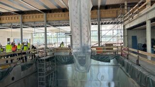 Das Kombibad im Herzogenried soll das Schmuckstück in Mannheims Bäderlandschaft werden. Direkt gegenüber vom Sprungturm ragt eine Kletterwand aus dem noch leeren Becken. Kletterwand und Sprungturm haben zwar nie gleichzeitig geöffnet, sind aber zweifelsfrei eine Attraktion im Bad.