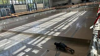 Noch gibt es einiges zu tun. Zum Beispiel müssen im 50-Meter-Becken die Edelstahlplatten verschweißt werden.