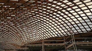 Gigantische Dachkonstruktion über einem Wust an Metallstreben und -Stützen: das Holzdach der Multihalle.