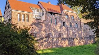 Der Kettenheimer Hof, ein alter Adelssitz aus dem 16. Jahrhundert, prägt mit seiner mächtigen Westfront den Stadtmauerbereich entlang der Grünanlage An der Bleiche.
