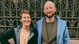 Ein Foto aus vergangenen Tagen: Lada Chizhova und Dmitry Markevich in Sankt Petersburg. Nach dem russischen Überfall auf die Ukraine sind die beiden aus Russland geflohen.