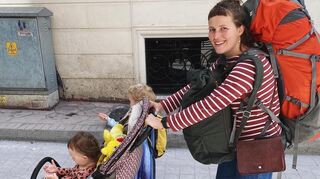 Die Familie flieht zunächst in die Türkei, wo dieses Bild kurz nach ihrer Ankunft entstanden ist. Später flieht die Familie weiter nach Deutschland, wo sie von einem Aufnahmeprogramm für Oppositionelle profitiert.