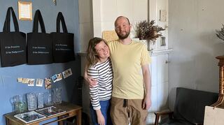 Glücklich: Lada Chizhova und Dima Markevich in ihrem Hostel in Sankt Petersburg.