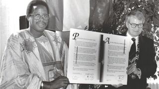 Bürgermeister Norbert Hofmann und Präfekt Ibraïma Traoré besiegeln die Partnerschaft zwischen Viernheim und Satonévri (Bild von 1994).