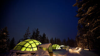 Winterwunderland hautnah: Eine magische Nacht im Iglu zwischen Eis und Schnee.