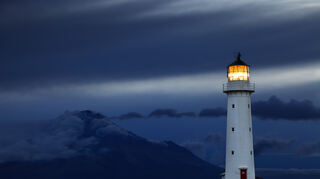 Übernachten im restaurierten Leuchtturm: Geschichte, Meerblick und unvergessliche Momente.