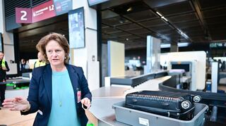 Flughafenchefin Aletta von Massenbach stellt neue CT-Scanner am Flughafen BER vor.