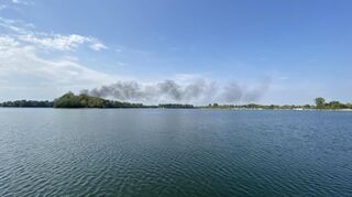 Rauchfahne in der Nähe vom Kollersee sichtbar.