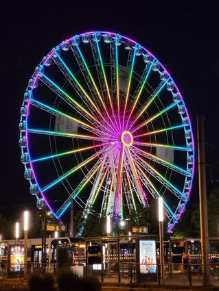 Das Riesenrad auf dem Alten Meßplatz bei Nacht.