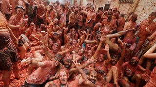 La «Tomatina» gilt als die größte Lebensmittelschlacht der Welt.