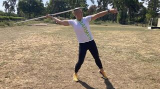 Christina Obergföll bei der TSG Seckenheim zeigt, wie man einen Speer richtig wirft.