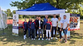 Team der TSG Seckenheim um 1. Vorsitzenden Andreas Hänssler (6. v.l.) und Vorständin Regina Kasper (7. v.l.), Sebastian Zeilfelder (Geschäftsführer Barmer Mannheim, 5. v.l.), Andreas Hofmann (Geschäftsführer TSV Mannheim von 1846 und ehemaliger Profispeerwerfer, 3. v.r.), Christina Obergföll (Weltmeisterin und 2-fache Olympia-Zweite im Speerwurf, 2. v.r.) und Boris Obergföll (geb. Henry, Bundestrainer Speerwurf, 1. v.r.).