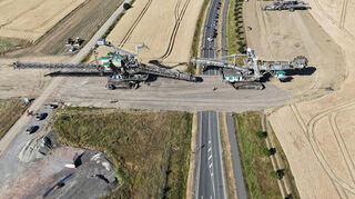 Zwar gibt es keine direkten Subventionen mehr für die Kohleförderung, dafür werden aber die Stillegungskosten über die Netzentgelte an die Verbraucher weitergegeben. Unser Bild zeigt einen Schaufelradbagger am Tagebau Schleenhain südlich von Leipzig.